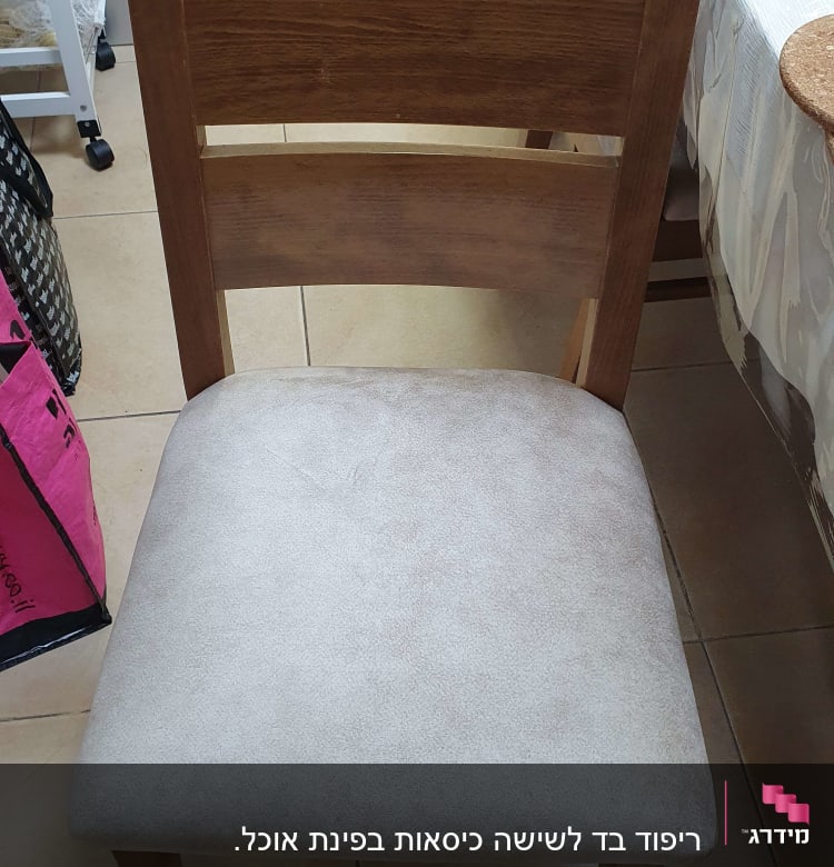 כיסא עץ עם ריפוד בד בהיר